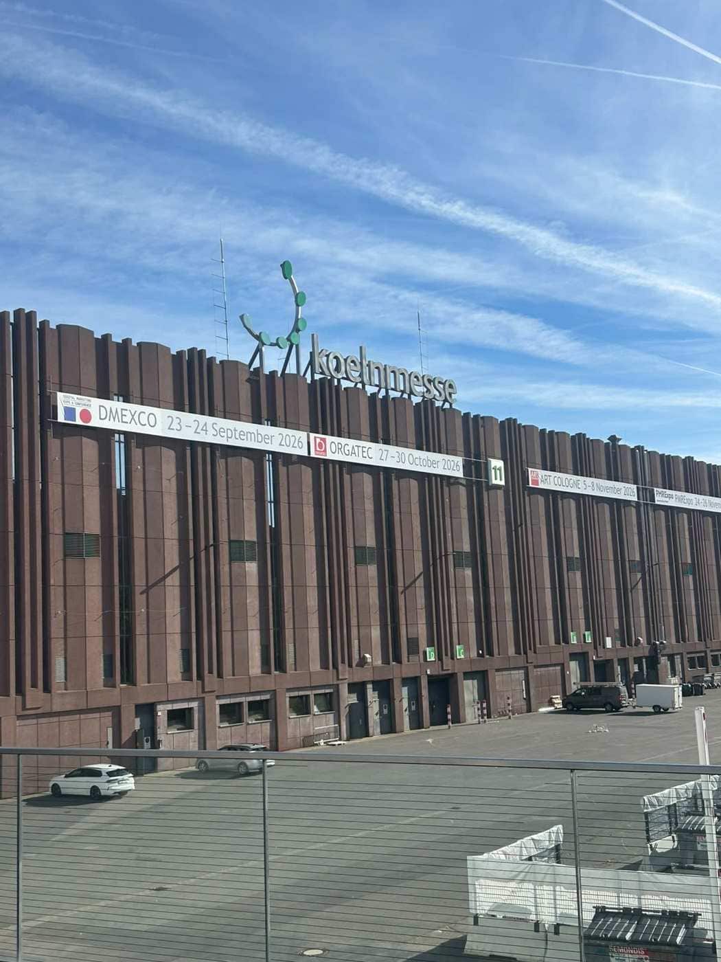 Koelnmesse Außenansicht mit DMEXCO-Banner – BrandSimpli-Messebesuch 2026