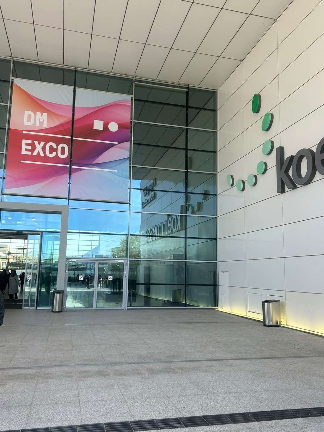 DMEXCO-Eingang an der Koelnmesse – BrandSimpli-Messebesuch 2026