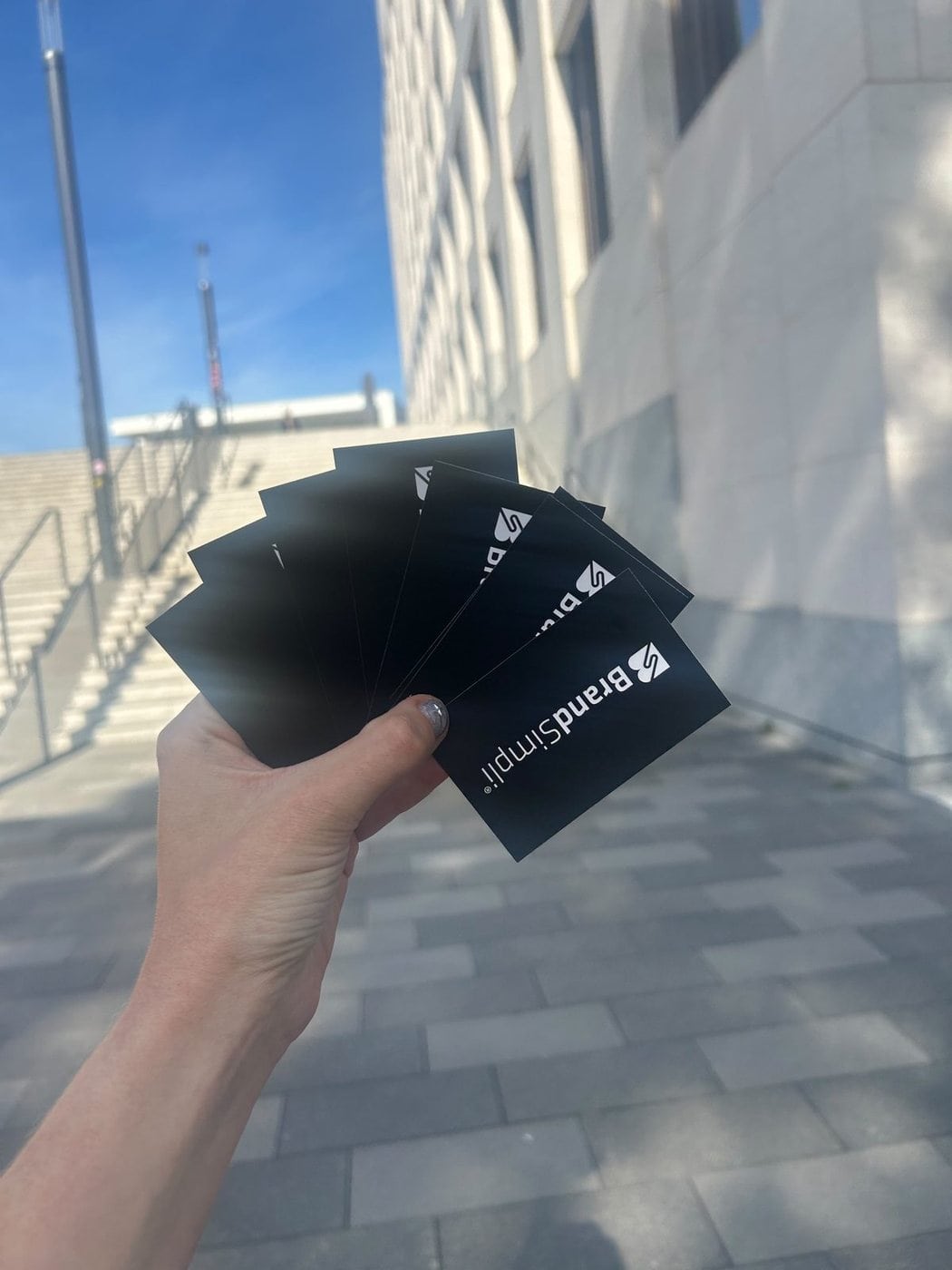 BrandSimpli-Visitenkarten auf dem Weg zur DMEXCO 2026