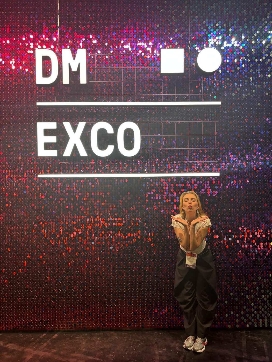 BrandSimpli auf der DMEXCO 2026 – Paillettenwand mit Messe-Logo