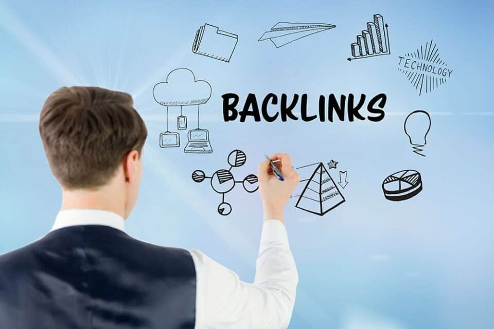 Ein Mann zeichnet Backlinks auf eine weiße Tafel.