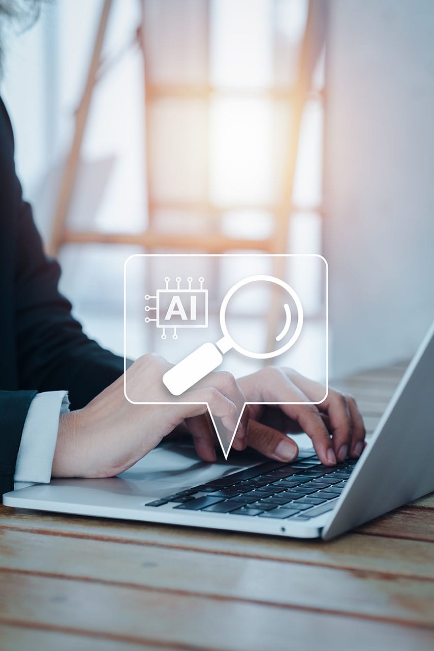 Eine Person, die auf einem Laptop tippt, mit einem Overlay-Symbol einer Lupe, einem "AI"-Chip und subtilen Native Ads-Elementen, die auf eine von künstlicher Intelligenz unterstützte Suche oder Analyse für gezielte Werbung hindeuten.